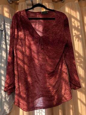 Frazier Lawrence Woman Red Crinkle V-Neck Tie Front Long Sleeve Top